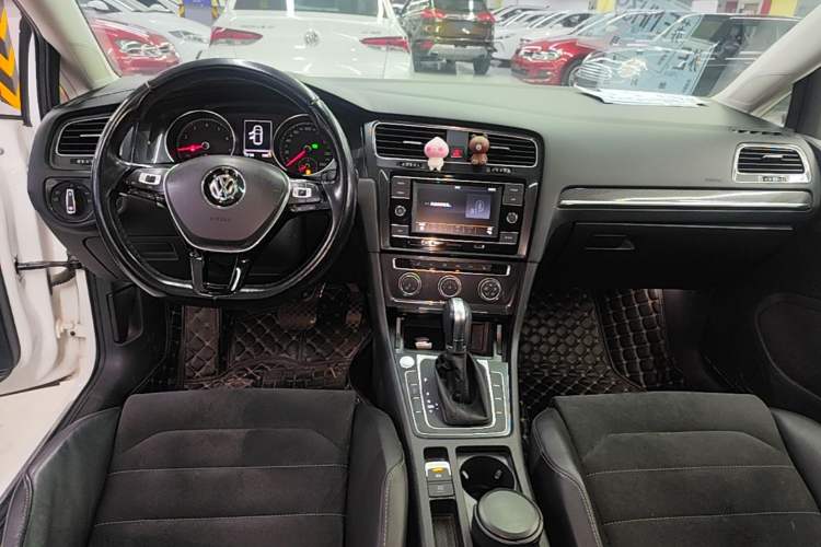 Used Volkswagen Golf 2018 230TSI Automatic Luxury Version Audio And AC Panel