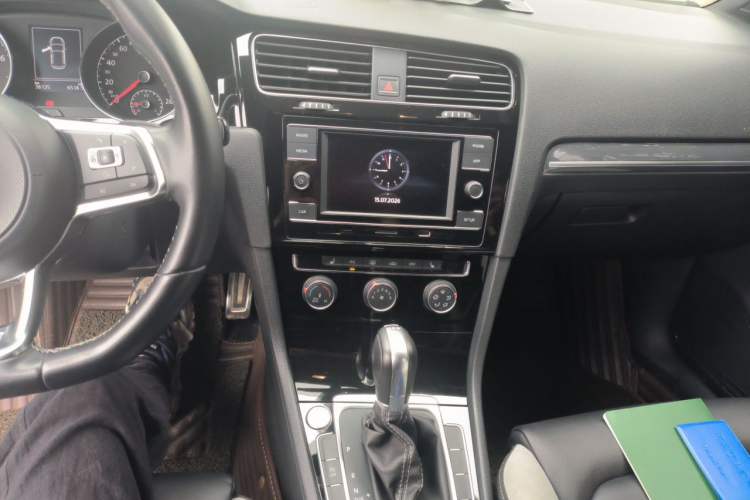 Used Volkswagen Golf 2018 280TSI Automatic R-Line Model Audio And AC Panel