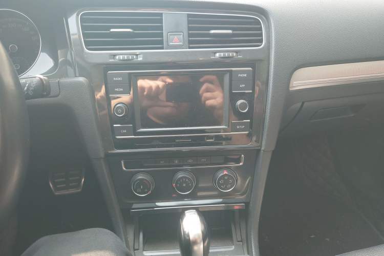 Used Volkswagen Golf 2018 230TSI Automatic Comfort Model Audio And AC Panel