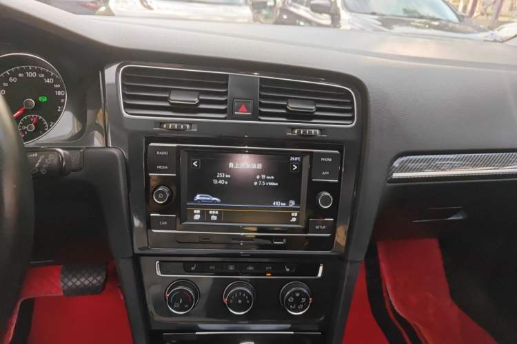 Used Volkswagen Golf 2018 230TSI Automatic Luxury Version Audio And AC Panel