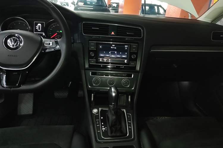 Used Volkswagen Golf 2018 230TSI Automatic Luxury Version Audio And AC Panel