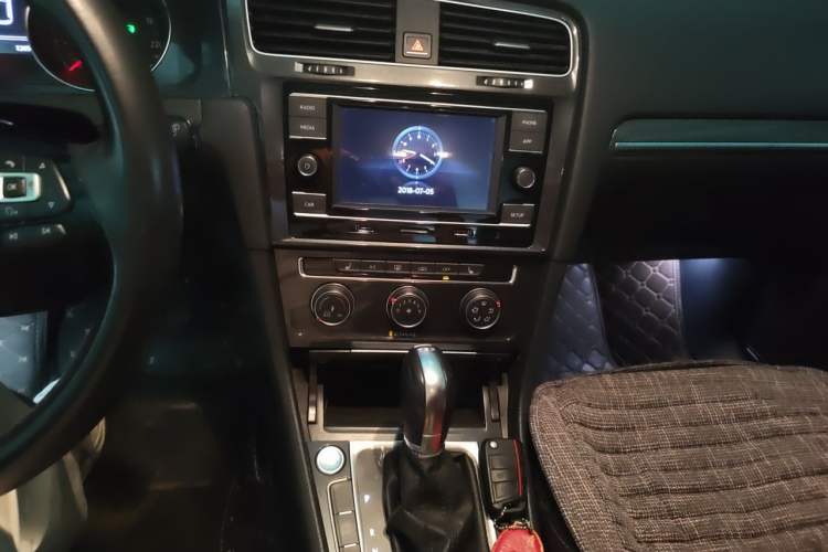 Used Volkswagen Golf 2018 230TSI Automatic Luxury Version Audio And AC Panel