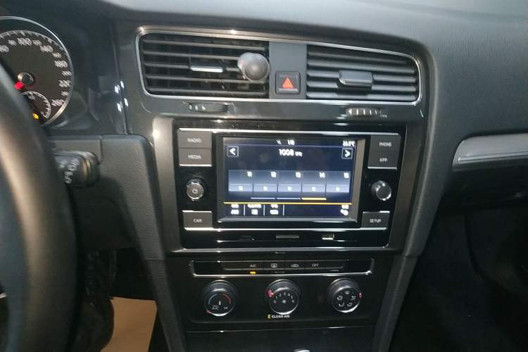 Used Volkswagen Golf 2018 230TSI Automatic Comfort Model Audio And AC Panel
