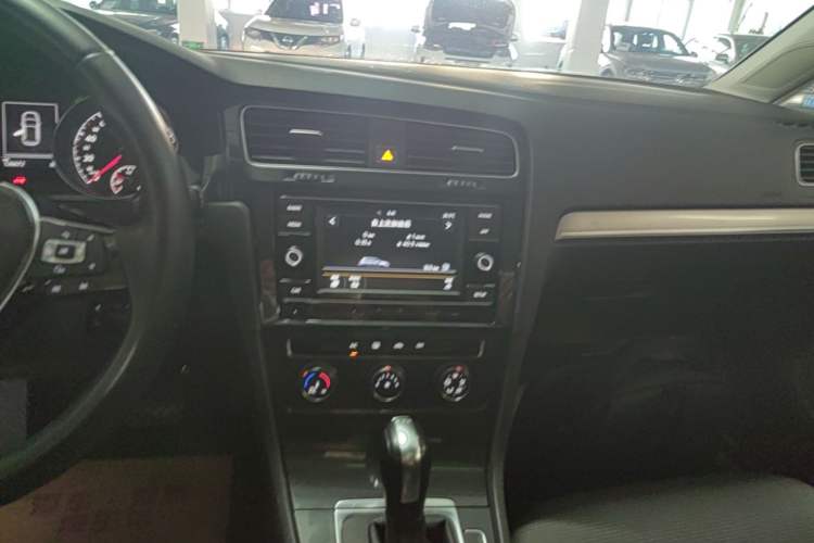Used Volkswagen Golf 2018 230TSI Automatic Comfort Model Audio And AC Panel