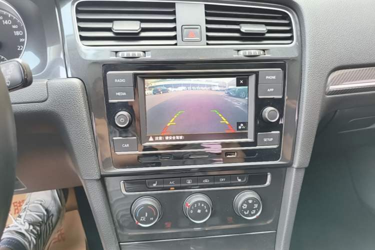 Used Volkswagen Golf 2018 230TSI Automatic Luxury Version Audio And AC Panel