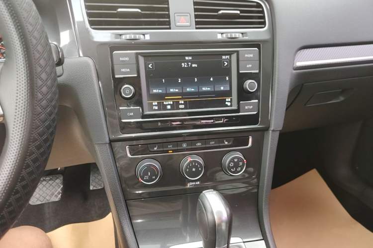 Used Volkswagen Golf 2018 230TSI Automatic Luxury Version Audio And AC Panel