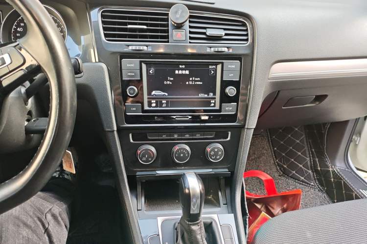 Used Volkswagen Golf 2018 230TSI Automatic Comfort Model Audio And AC Panel
