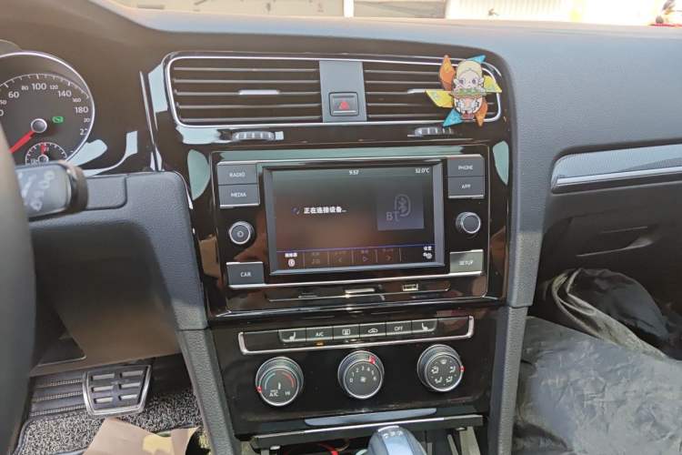 Used Volkswagen Golf 2018 280TSI Automatic R-Line Model Audio And AC Panel