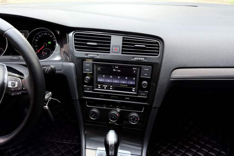 Used Volkswagen Golf 2018 1.6L Automatic Comfort Model Audio And AC Panel
