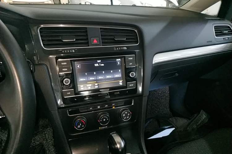 Used Volkswagen Golf 2018 1.6L Automatic Comfort Model Audio And AC Panel