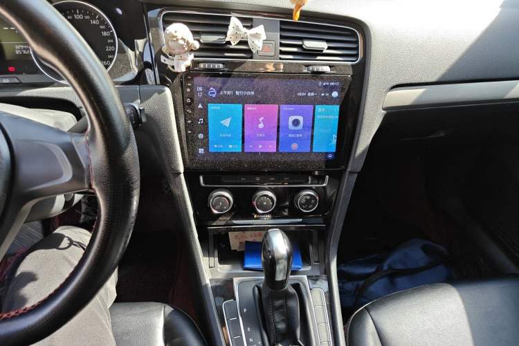 Used Volkswagen Golf 2018 1.6L Automatic Fashion Model Audio And AC Panel
