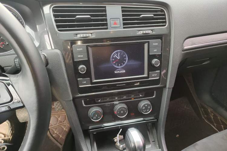 Used Volkswagen Golf 2018 230TSI Automatic Luxury Version Audio And AC Panel