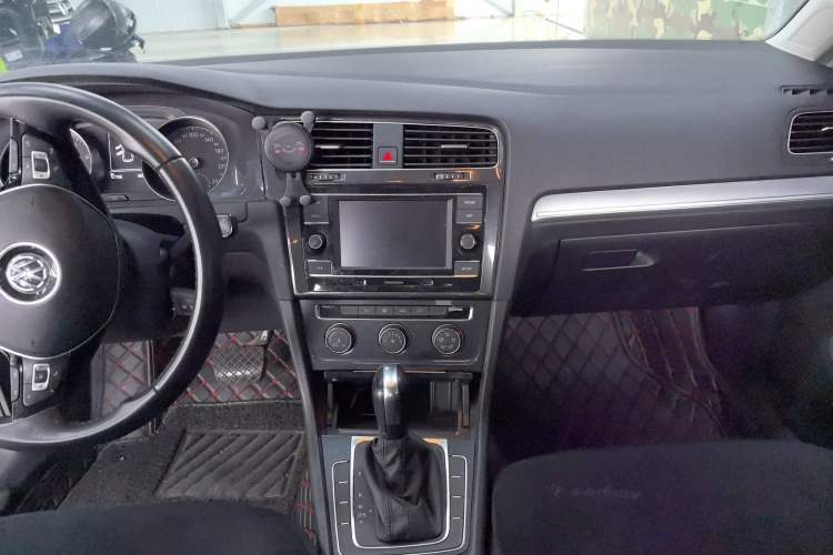 Used Volkswagen Golf 2018 1.6L Automatic Comfort Model Audio And AC Panel