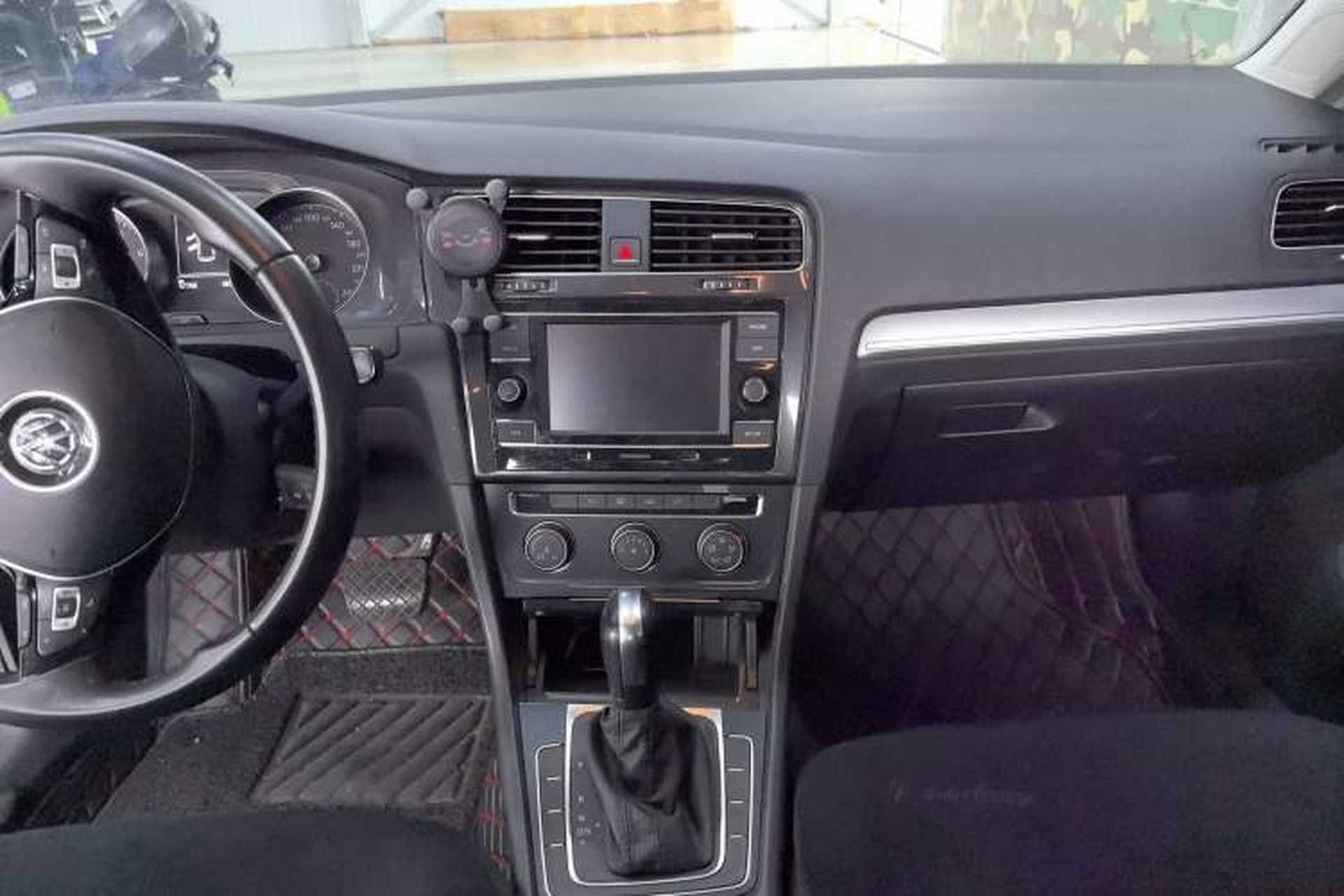 Used Volkswagen Golf 2018 1.6L Automatic Comfort Model Audio And AC Panel