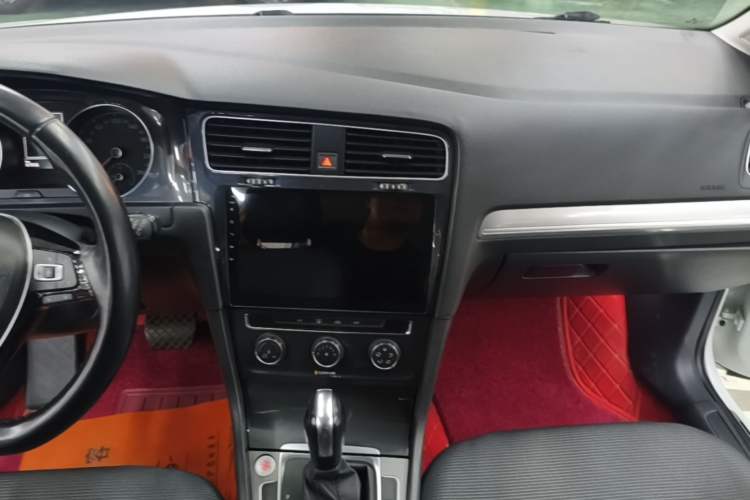 Used Volkswagen Golf 2018 1.6L Automatic Comfort Model Audio And AC Panel
