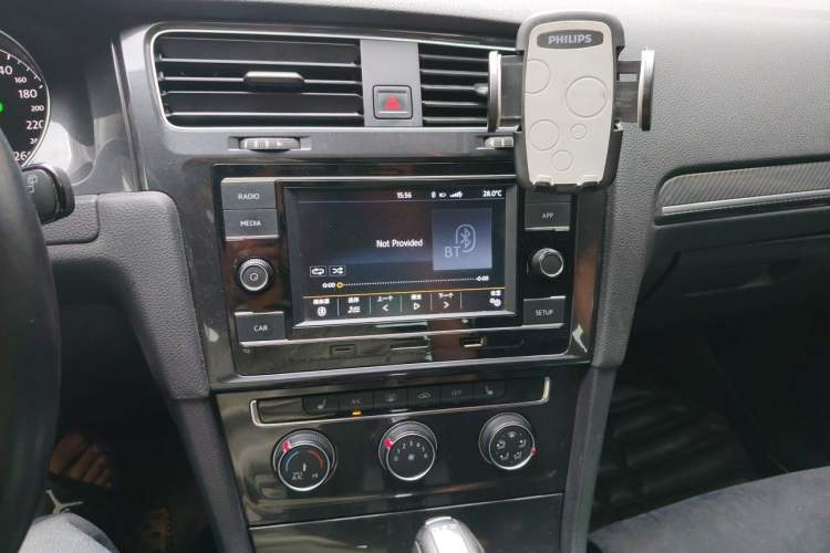 Used Volkswagen Golf 2018 230TSI Automatic Luxury Version Audio And AC Panel