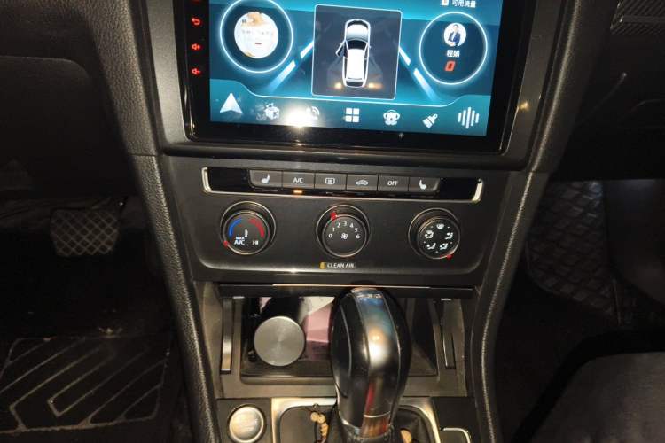 Used Volkswagen Golf 2018 230TSI Automatic Luxury Version Audio And AC Panel