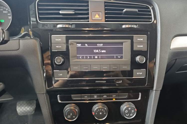 Used Volkswagen Golf 2018 1.6L Automatic Fashion Model Audio And AC Panel