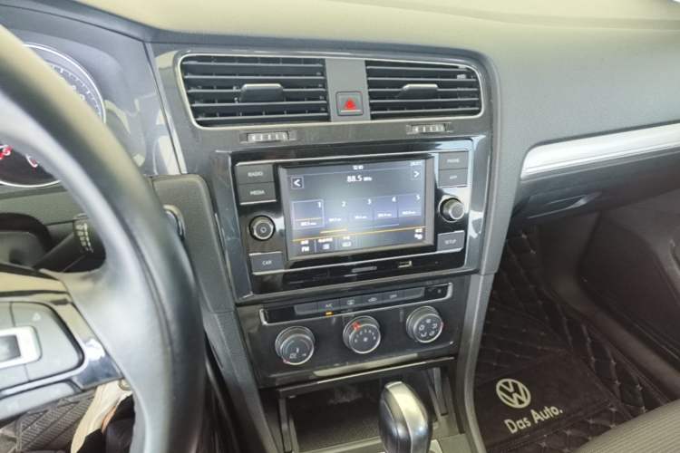 Used Volkswagen Golf 2018 1.6L Automatic Comfort Model Audio And AC Panel