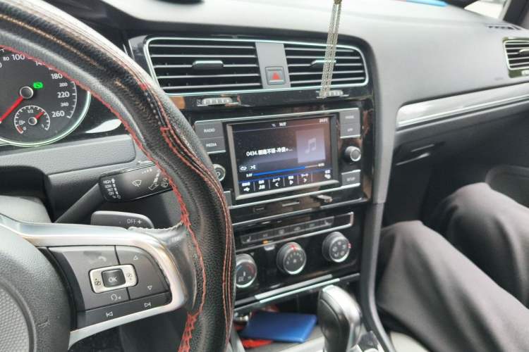 Used Volkswagen Golf 2018 280TSI Automatic R-Line Model Audio And AC Panel