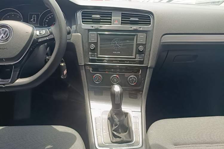 Used Volkswagen Golf 2018 1.6L Automatic Comfort Model Audio And AC Panel