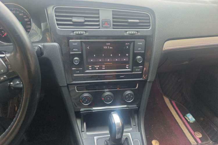 Used Volkswagen Golf 2018 1.6L Automatic Comfort Model Audio And AC Panel