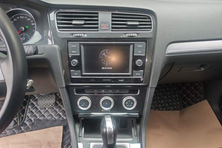 Used Volkswagen Golf 2018 230TSI Automatic Comfort Model Audio And AC Panel