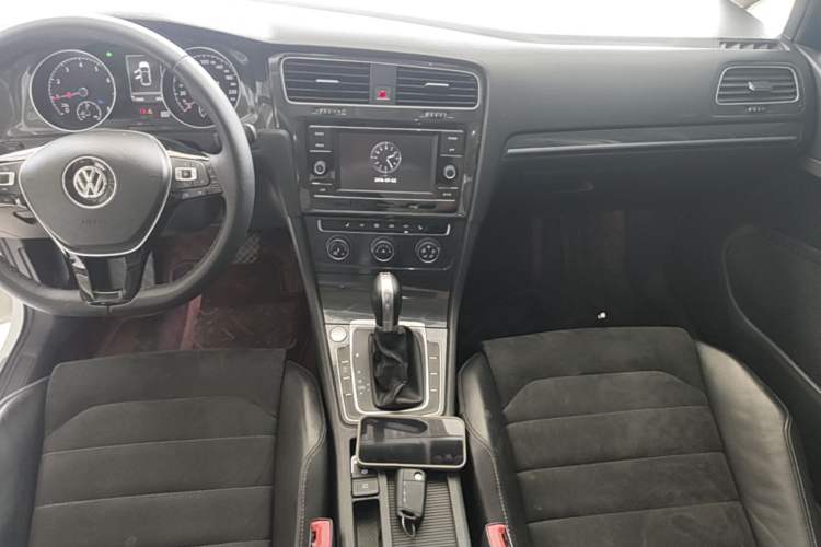 Used Volkswagen Golf 2018 230TSI Automatic Luxury Version Audio And AC Panel