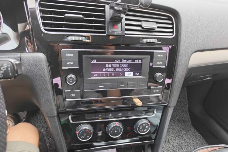 Used Volkswagen Golf 2018 1.6L Automatic Fashion Model Audio And AC Panel