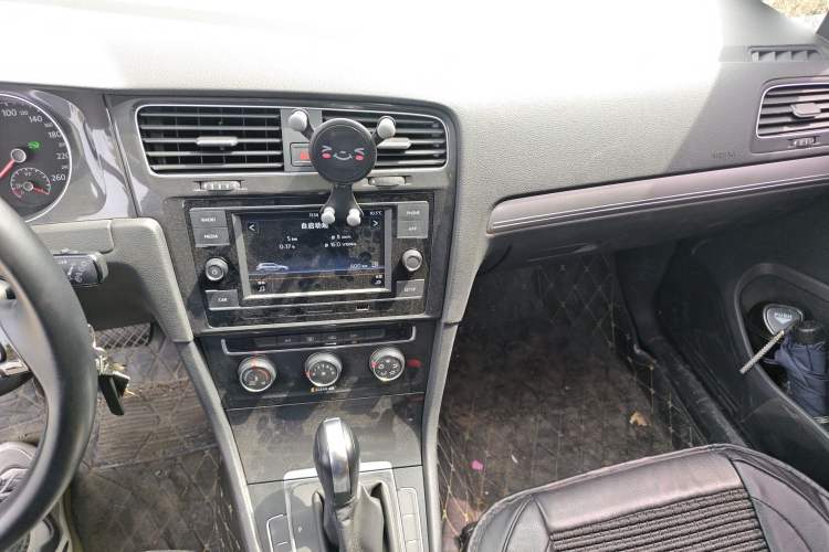 Used Volkswagen Golf 2018 1.6L Automatic Comfort Model Audio And AC Panel