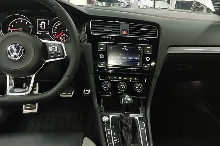 Used Volkswagen Golf 2018 280TSI Automatic R-Line Model Audio And AC Panel