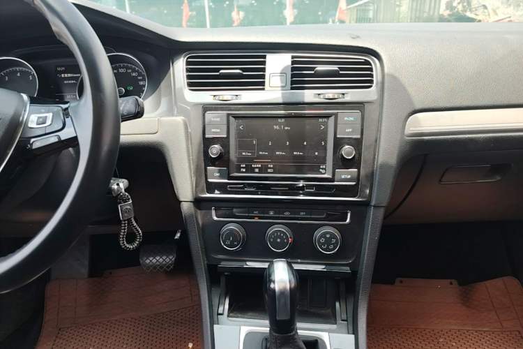 Used Volkswagen Golf 2018 1.6L Automatic Comfort Model Audio And AC Panel