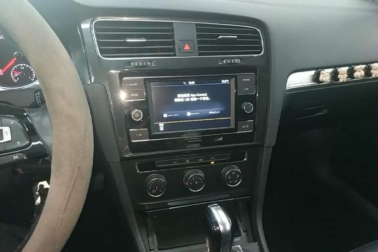 Used Volkswagen Golf 2018 230TSI Automatic Comfort Model Audio And AC Panel