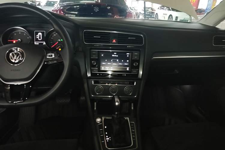 Used Volkswagen Golf 2018 230TSI Automatic Luxury Version Audio And AC Panel