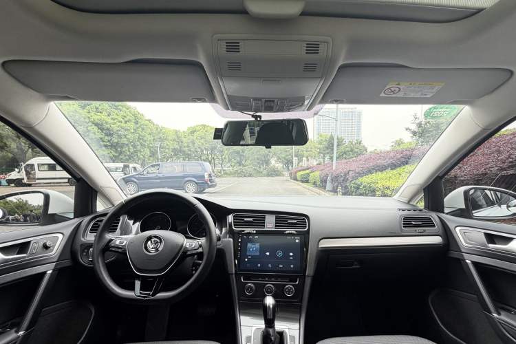 Used Volkswagen Golf 2018 1.6L Automatic Comfort Model Audio And AC Panel