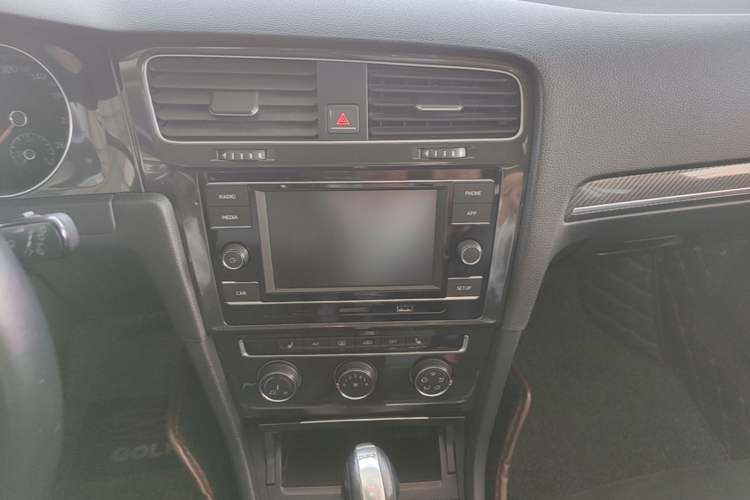 Used Volkswagen Golf 2018 230TSI Automatic Luxury Version Audio And AC Panel