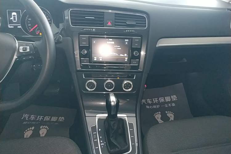 Used Volkswagen Golf 2018 230TSI Automatic Comfort Model Audio And AC Panel