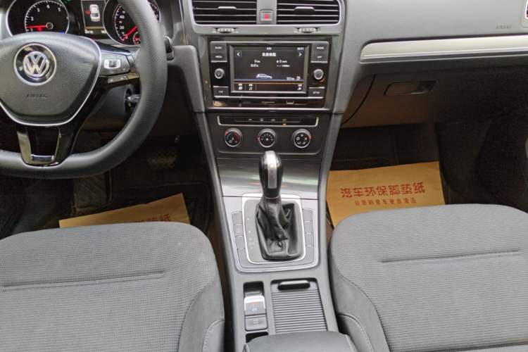 Used Volkswagen Golf 2018 230TSI Automatic Comfort Model Audio And AC Panel