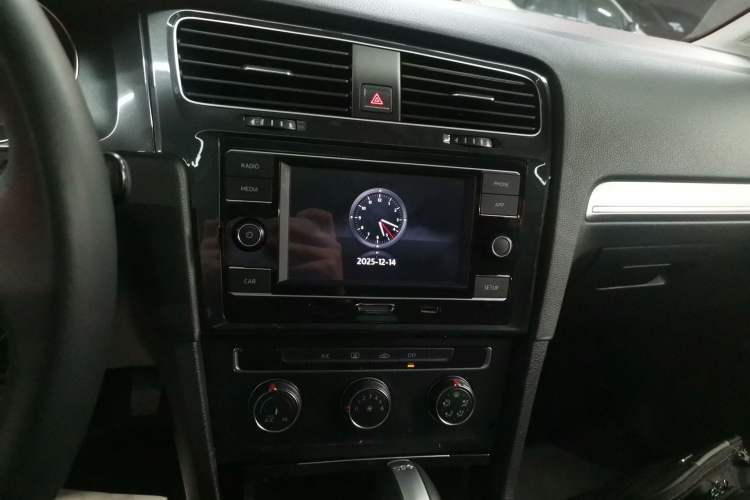 Used Volkswagen Golf 2018 230TSI Automatic Comfort Model Audio And AC Panel