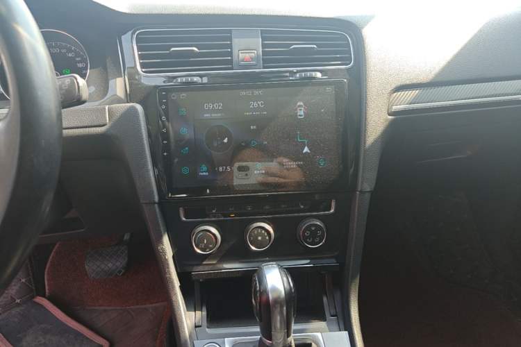 Used Volkswagen Golf 2018 230TSI Automatic Luxury Version Audio And AC Panel