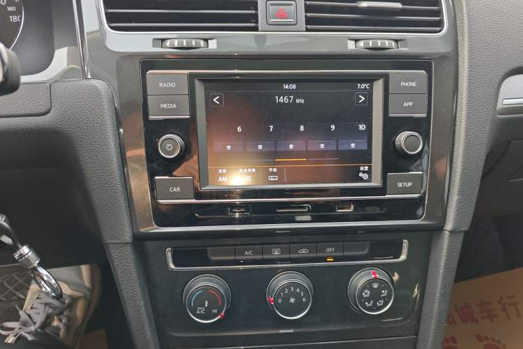 Used Volkswagen Golf 2018 230TSI Automatic Comfort Model Audio And AC Panel