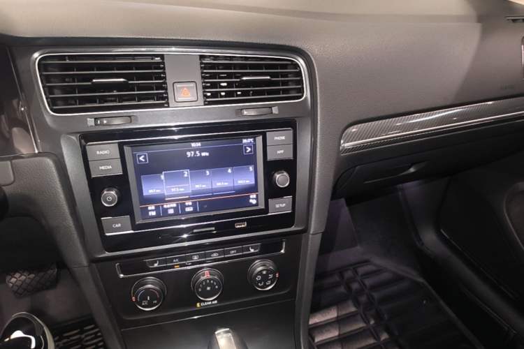 Used Volkswagen Golf 2018 230TSI Automatic Luxury Version Audio And AC Panel