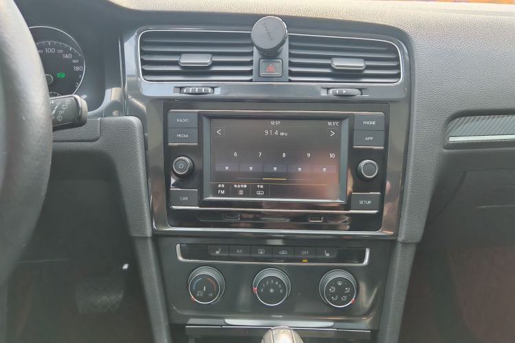Used Volkswagen Golf 2018 230TSI Automatic Luxury Version Audio And AC Panel