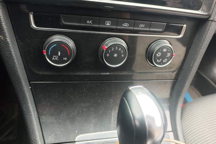 Used Volkswagen Golf 2018 1.6L Automatic Comfort Model Audio And AC Panel