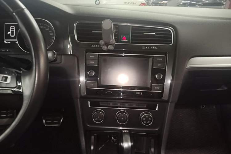 Used Volkswagen Golf 2018 230TSI Automatic Comfort Model Audio And AC Panel