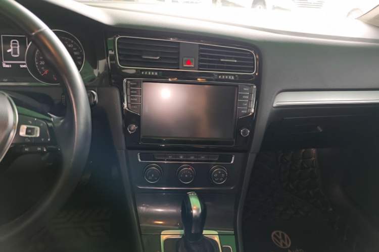 Used Volkswagen Golf 2018 230TSI Automatic Comfort Model Audio And AC Panel