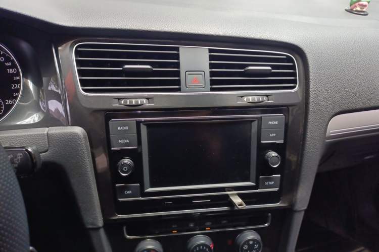 Used Volkswagen Golf 2018 1.6L Automatic Comfort Model Audio And AC Panel