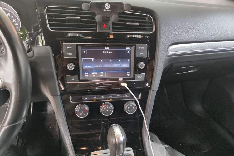 Used Volkswagen Golf 2018 280TSI Automatic R-Line Model Audio And AC Panel