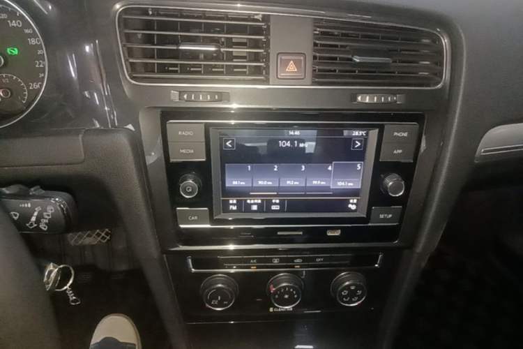 Used Volkswagen Golf 2018 230TSI Automatic Comfort Model Audio And AC Panel