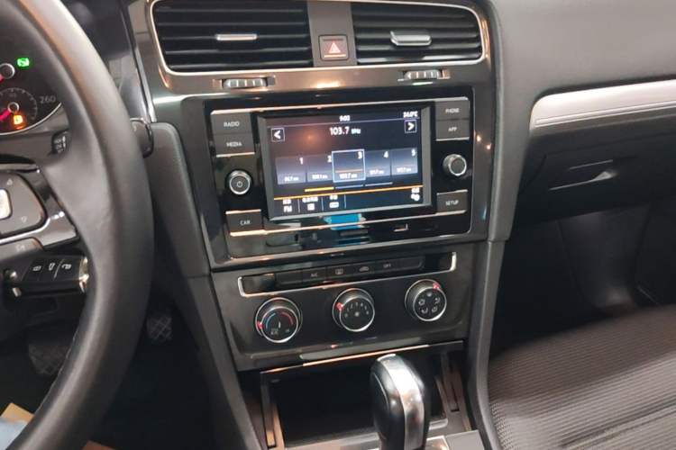 Used Volkswagen Golf 2018 1.6L Automatic Comfort Model Audio And AC Panel